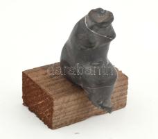 Nagy Sándor (1923-2017): Anya gyermekével. Faragott kő, jelzés nélkül, fa talapzaton teljes m: 10 cm