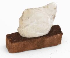 Nagy Sándor (1923-2017): Imádkozó. Faragott kő, jelzés nélkül, fa talapzaton teljes m: 9,5 cm