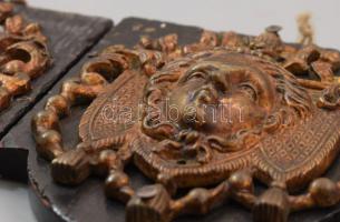 Biedermeier maszkos bútordísz pár, fém, fa lapon, kis sérülésekkel, 14x13 cm