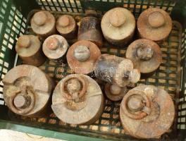 Szekszárdi ipari mérleg, 14 darab öntöttvas súllyal, közte nagyobbakkal, korrodált. /// // KIZÁRÓLAG...