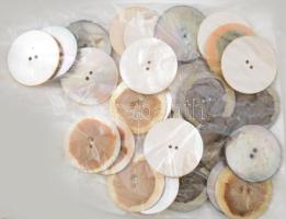 cca 1900, 28 darab nagyméretű gyöngyház gomb, vastag kagylóhéjból kézzel faragott, d: 4,5 cm