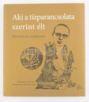 Kukorelli István Szoboszlai-Kiss Katalin: Aki a tízparancsolata szerint élt - Bibó István emlékezete. Bp., 2024. Gabriel Méry-RATIO, 268p. Kiadói kartonált papírkötésben, papír védőborítóval. Sulyok Tamás köztársasági elnök előszavával. "Bibó István egész életén át töretlenül bízott az igazság erejében, mindvégig ragaszkodott a magas erkölcsi mérce nélkülözhetetlenségéhez és a keresztény tanítás forrásaihoz. Mint jogász a demokratikus államrend elsőbbségét és a törvények urlmának megkerülhetetlenségét vallotta. Mint politikus a köz javának szolgálatára esküdött fel, és az állampolgárok életének megkönnyítése foglalkoztatta. Tudományos életművének mondanivalója emberi helytállása hitelesítette. Elvei mellett mindvégig kitartott, sohasem alkudott meg. Az 1956-os forradalom minisztereként a forradalom leverésének drámai napján, egyedül a kormány tagjai közül, az Országházban maradt. Ember maradt az embertelenségben, és a szabadság híve maradt a fogság idején is. Bibó István különleges ember volt. Nem véletlenül mondták róla, hogy a munkássága a magyar demokrácia aranytartaléka. Érdemes jobban megismerni őt, gondolatait. Mindenkinek kezébe és szívébe jó érzéssel ajánlom Kukorelli István és Szoboszlai- Kiss Katalin róla szóló kötetét." Sulyok Tamás