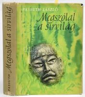 Passuth László: Megszólal a sírvilág. Regény. A szerző, Passuth László (1900-1979) író, műfordító által DEDIKÁLT példány! Bp.,1959,Móra, 595+3 p.+15 sztl. lev. Első kiadás! A borító Richter Ilona munkája. Kiadói félvászon-kötés, szakadt kiadói illusztrált papír védőborítóban, kissé kopott borítóval.