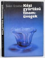 Szabó Erzsébet: Kézi gyártású finomüvegek. Bp., 1980. Műszaki. Fekete-fehér és színes képekkel illusztrált. Kiadói egészvászon-kötés, kiadói papír védőborítóban, jó állapotban.