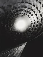 Féner Tamás (1938): Kupola (Panteon, Róma), filctollal jelzett vintage fotó, 23x30 cm