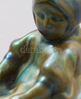 Zsolnay kisplasztika - üldögélő kendős kislány. Terv.: Sinkó András, eozin mázakkal festett öntött f...