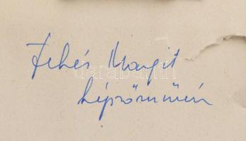 Fehér Margit (?-): Virágcsendélet. Tűzzománc, fémlemez, jelzett, fakeretben, 10×10 cm