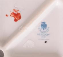 Hollóházi népviseletes lány. Jelzett, hibátlan (támasztási nyommal), m: 30,5 cm