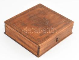 cca 1942 Emlékül az orosz hadjáratról dekoratív front munka faragott ládika. címerrel 24x22 cm