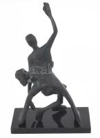 Tóth Kristóf (1990-): Korcsolyázók. Öntött, patinázott bronz, márvány talapzaton, jelzett: Tóth K., ...