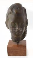 Olvashatatlan szignóval, cca 1930, Női fej. Bronz, fa talapzaton, hiányzó névtáblával, teljes m: 32,...