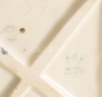 Hollóházi térdelő akt. Jelzett, hibátlan, m: 29,5 cm