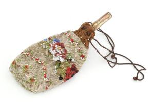 Antik színházi távcső, gyöngyház rárakásokkal, korabeli gyöngyfűzött szütyőben