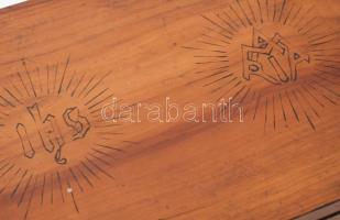 Fa doboz, Jézus és Mária nevével díszítve, kulcs nélkül, sérüléssel, 38x24x9,5 cm