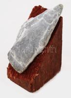 Nagy Sándor (1923-2017): Nőalak. Faragott és vésett kő, fa talpazaton, jelzés nélkül, m: 14 cm