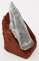 Nagy Sándor (1923-2017): Nőalak. Faragott és vésett kő, fa talpazaton, jelzés nélkül, m: 14 cm