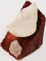 Nagy Sándor (1923-2017): Pihenő. Faragott és vésett kő, fa talpazaton, jelzés nélkül, m: 12 cm