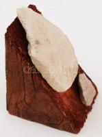 Nagy Sándor (1923-2017): Pihenő. Faragott és vésett kő, fa talpazaton, jelzés nélkül, m: 12 cm