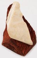 Nagy Sándor (1923-2017): Női akt. Faragott és vésett kő, fa talpazaton, jelzés nélkül, m: 12 cm