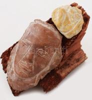 Nagy Sándor (1923-2017): Arc és nőalak. Faragott és vésett kő, fa talpazaton, jelzés nélkül, m: 8 cm