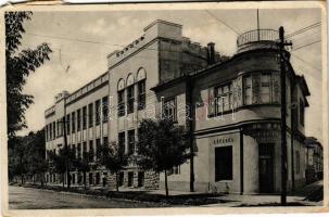 1938 Munkács, Mukacheve, Mukacevo; Héber zsidó gimnázium, gyógyszertár / Hebrejsky Gymnázium / Jewish school, pharmacy (fa)