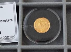 Érmetartó kazetta egy kivehető tálcával, összesen 24db, 50x50mm-es férőhellyel. Használt, de jó álla...