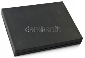 Érmetartó kazetta egy kivehető tálcával, összesen 24db, 50x50mm-es férőhellyel. Használt, de jó álla...