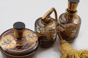 3 darabos üveg asztali készlet: parfümszóró, bonbonniere, likőrős üveg. m: 16 cm ig Formába öntött, ...