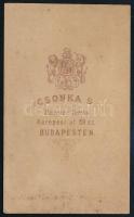 cca 1875 Elegáns úr portréja, vizitkártya Csonka Simon budapesti műterméből, a hátlapon brit királyi...