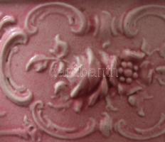 Rózsaszín fajansz kínáló tál. plasztikus díszítéssel. J.n. mázrepedésekkel d: 14 cm