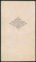 cca 1860-1870 Előkelő úr egészalakos portréja, vizitkártya Strelisky Lipót (1816-1905) pesti műtermé...