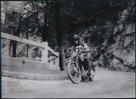 cca 1928 Munkácsi Márton (1896-1963) magyar - amerikai fotóriporter és fotóművész felvétele (Motorverseny a budai hegyekben), a néhai Lapkiadó Vállalat központi fotólaborjának archívumából 1 db modern nagyítás, jelzés nélkül, 15x21 cm