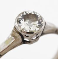 Fehérarany (Au) 14K gyűrű 0,5 ct gyémánttal kerek csiszolás, VS1, jelzett, méret: 56, 1,82 g