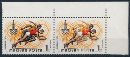 1980 Moszkvai olimpia 1Ft ívszarki vízszintes pár, a nyomóhenger részleges festékhiánya miatt a jobb oldali bélyegen egy 16 mm-es függőleges sáv fekete fedő színe hiányzik. Eddig ismeretlen nyomási különlegesség!!! / 1 Ft corner pair, partly missing black cover paint on the right side stamp. Unknown printing variety!!