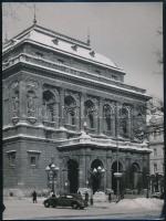 cca 1930-1940 Szendrő István (1908-2000): Budapest, luxusautó az Opera előtt, pecséttel jelzett fotó, 23×17 cm