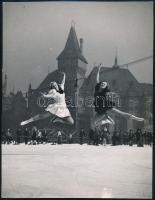 cca 1930-1940 Szendrő István (1908-2000): Budapest, Városliget, műjégtáncosok: Botond Éva és Györgyi, pecséttel jelzett fotó, lapszéli törésnyomokkal, 23×17 cm