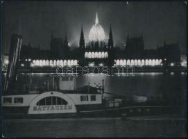 cca 1930-1940 Szendrő István (1908-2000): Budapest, Bátaszék gőzhajó a kivilágított Parlament előtt, pecséttel jelzett fotó, szakadással, 23×17 cm