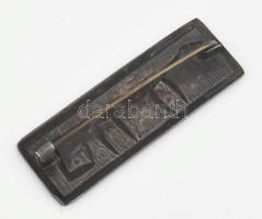 Iparművész kitűző, tacskó ábrázolással, h: 5 cm