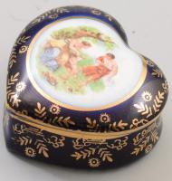 Cseh alt wien historizáló szív alakú bonbonier, kis kopással h: 7 cm