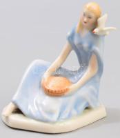 Drasche galambot etető lány, terv.: Lonkay Antal. Szárnyon kis sérüléssel, jelzett, m: 8,5 cm