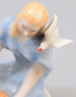 Drasche galambot etető lány, terv.: Lonkay Antal. Szárnyon kis sérüléssel, jelzett, m: 8,5 cm