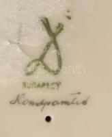 Drasche galambot etető lány, terv.: Lonkay Antal. Szárnyon kis sérüléssel, jelzett, m: 8,5 cm