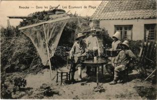 1908 Knokke, Knocke; Dans les Dunes, Les Ecumeurs de Plage / beach skimmers (EK)