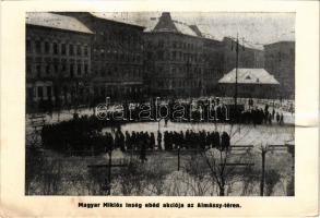 "Szavazzon az Egyesült Polgári Ellenzék listájára. Listavezetők: Rupert Rezső, Bródy Ernő, Magyar Miklós, Dénes Lajos dr., Schmidl Dávid dr." Magyar Miklós ínség ebéd akciója a budapesti Almássy téren télen / Hungarian political propaganda (gyűrődés / crease)