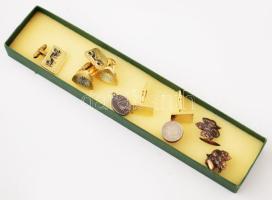 4 pár régi mandzsetta és két medál