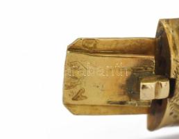 14K arany (Au) karreif ametiszttel jelzett, mesterjegyes, br 17,99 g, horpadással, 5,5×4,5 cm