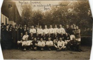 1909. 05. 29. Budapest XIV. Millenáris-pálya, Magyarország - Anglia 2:4. Nyilas Ferenc János (Nyilas István) a Törekvés SE futballistája a magyar labdarúgó-válogatottban. Fehér ingben az angolok, vörös ingben a magyarok / Hungary - England 2:4 football match of the national teams, group of football players. photo (vágott / cut)