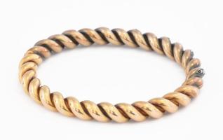 18K arany (Au) karreif, fonott mintával. Jelzett, 26 g d: 6 cm