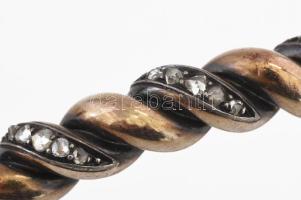 18K arany (Au) karreif, fonott mintával. Jelzett, 26 g d: 6 cm