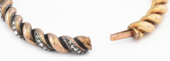 18K arany (Au) karreif, fonott mintával. Jelzett, 26 g d: 6 cm